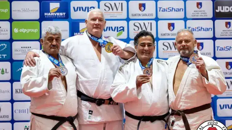 Hendrik Koppe met goud op het podium van het WK veteranen in Sarajevo